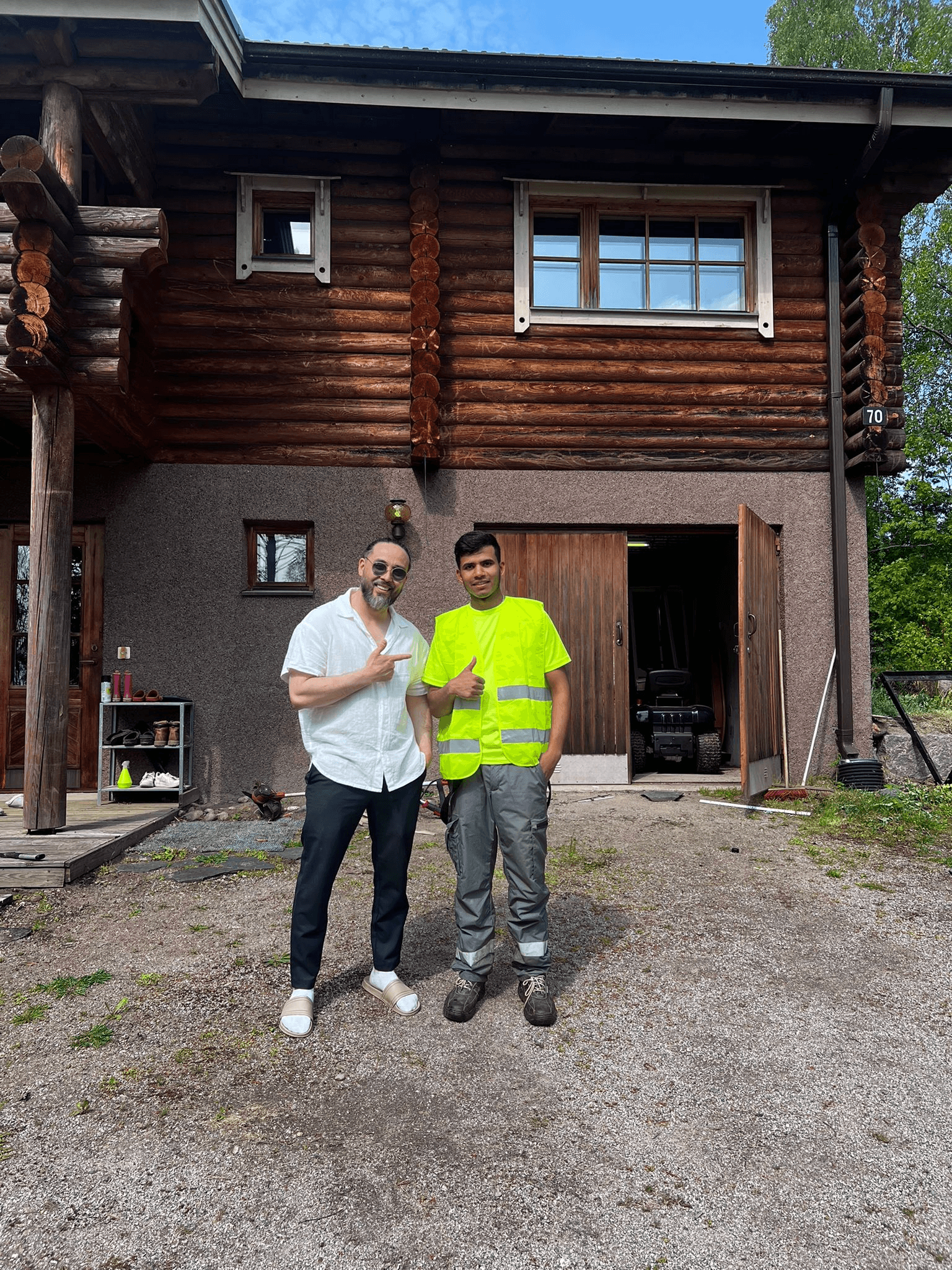 Another satisfied Safai.fi customer giving a thumbs up.